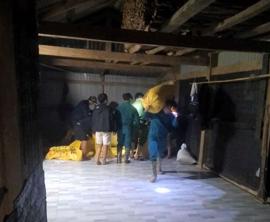 Người dân đưa đồ đạc trong nhà đến nơi khác đảm bảo an toàn. Ảnh: CV.