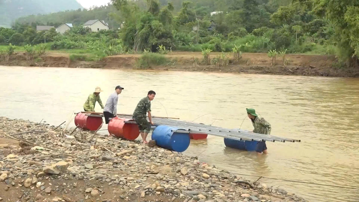 Ban Chỉ huy Quân sự tỉnh Sơn La và Ban Chỉ huy Phòng thủ khu vực 2 - Sông Mã cùng nhau làm cầu phao tạm.&nbsp;Ảnh: Cao Thiên - Dương Linh.