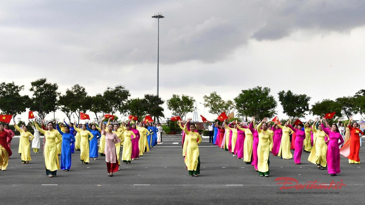 Quang cảnh buổi đồng diễn áo dài. Ảnh: H.Phúc.