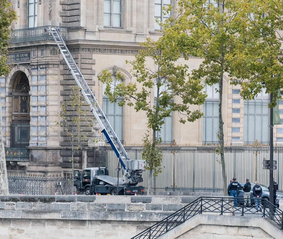 Chiếc xe tải có thang nâng xuất hiện ở phía bên ngoài ban công của một phòng trưng bày tại bảo tàng Louvre, đã được bọn trộm sử dụng. Nguồn: Shutterstock.