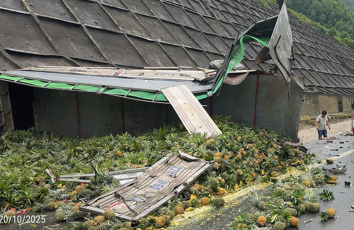 Xe chở dứa lật ngang mặt đường. Ảnh: Nguyễn Tú.