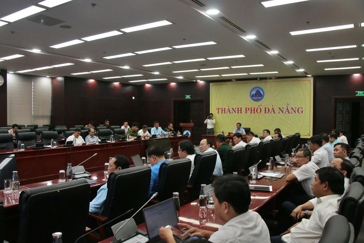 Quang cảnh cuộc họp trực tuyến về ứng phó mưa lớn và bão số 12. Ảnh: Nguyễn Tín.