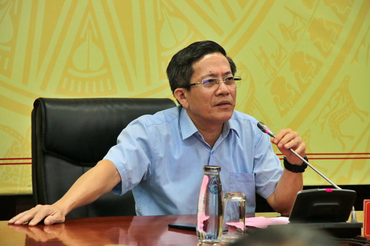 Phó chủ tịch UBND TP Đà Nẵng Trần Nam Hưng chủ trì cuộc họp trực tuyến về ứng phó mưa lớn và bão số 12. Ảnh: Chí Đại.