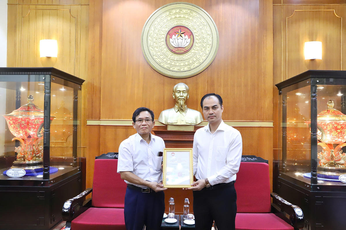 UBTƯ MTTQ Việt Nam đã tiếp nhận ủng hộ từ tiếp nhận ủng hộ Cộng đồng người Việt Nam thành phố Kazan, Liên bang Nga. Ảnh: Đinh Hiển