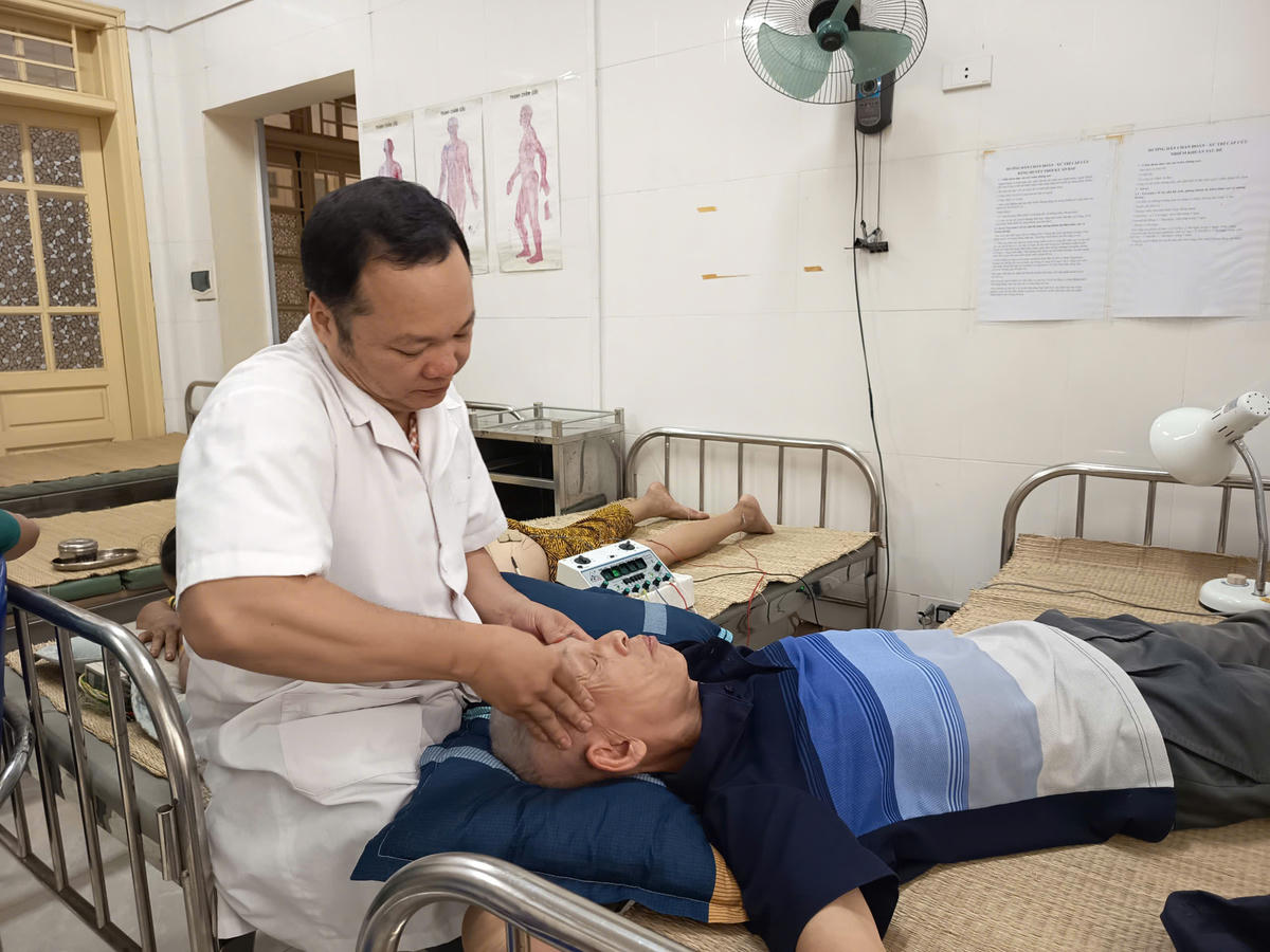 Người dân dần tìm lại thói quen tới thăm khám sức khỏe tại y tế tuyến xã. Ảnh: Phạm Sỹ