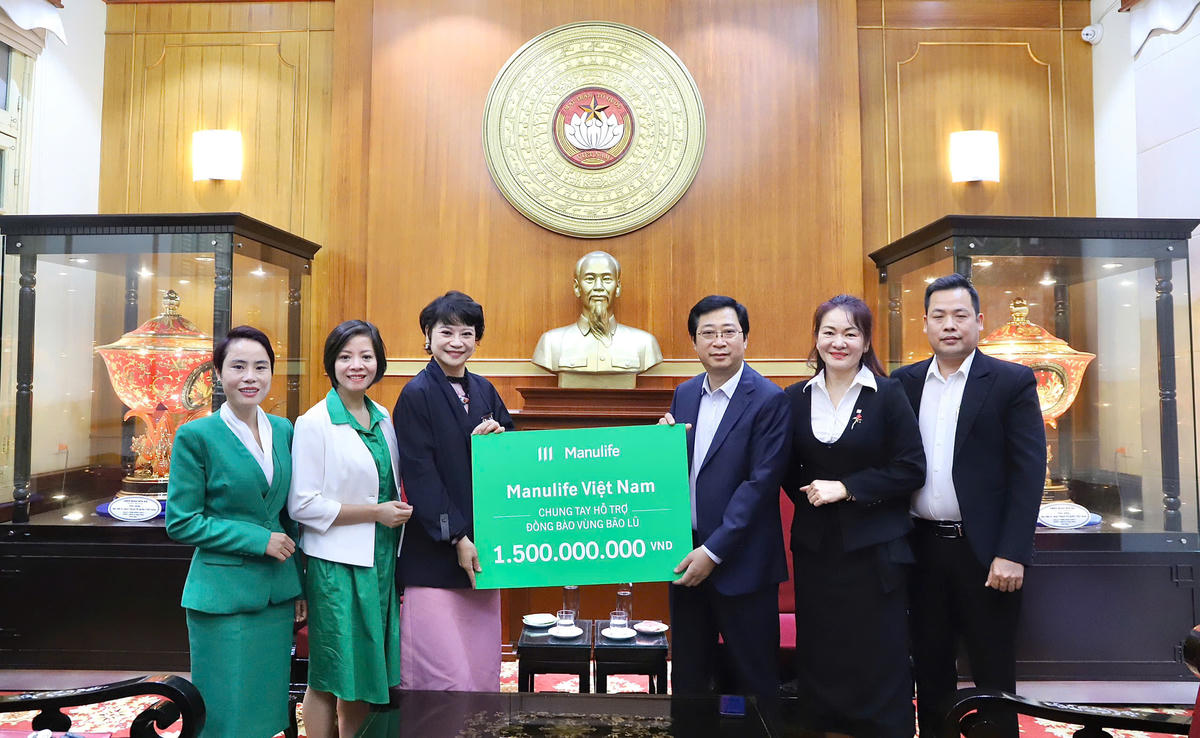 Ông Cao Xuân Thạo, Ủy viên Đoàn Chủ tịch, Trưởng ban Công tác xã hội Cơ quan Ủy ban Trung ương MTTQ Việt Nam tiếp nhận ủng hộ từ&nbsp;Manulife Việt Nam.&nbsp;