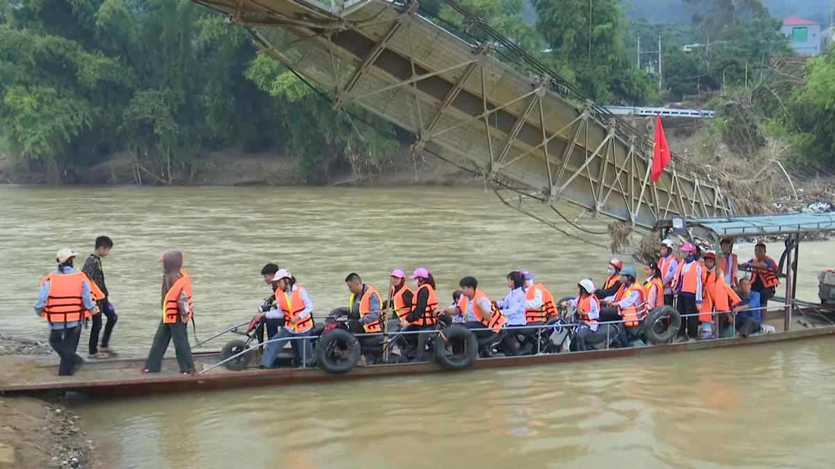 Mỗi khi nước dâng cao Ban Chỉ huy Phòng thủ khu vực 2 - Sông Mã lại đưa các em các sông đi học. Ảnh:&nbsp; Cao Thiên - Dương Linh.