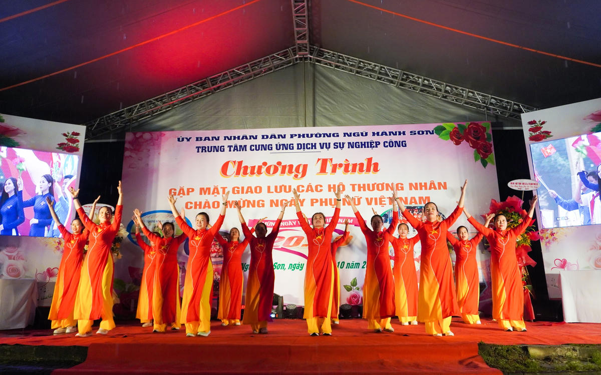 Các tiểu thương trình diễn văn nghệ giao lưu. Ảnh: Như Ý.