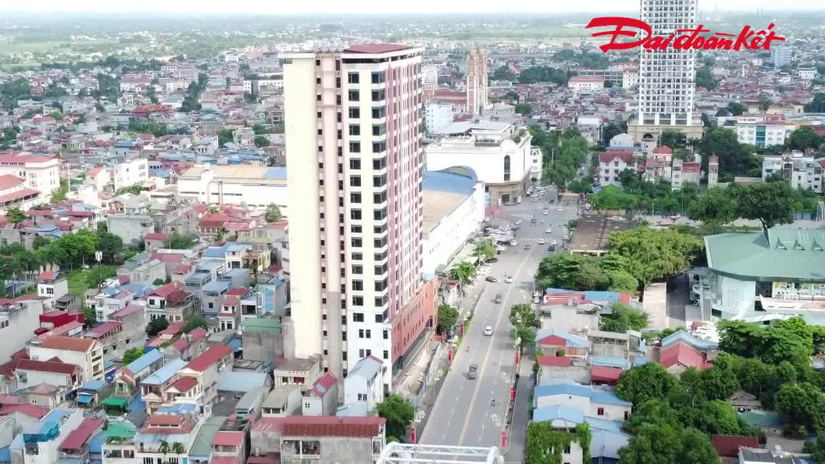 Tòa nhà An Khánh nằm ngay đầu cầu Bến Tượng đã hoàn thành xây dựng phần thô từ năm 2015, nhưng không hiểu vì lý do gì mà chủ đầu tư không hoàn thiện để đưa công trình vào khai thác. Ảnh: Toán Nguyễn.