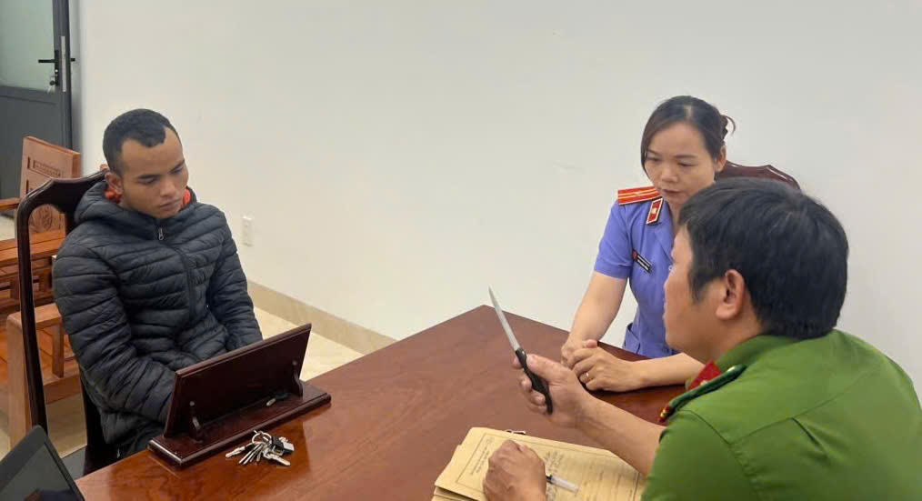 Lực lượng chức năng lấy lời khai đối tượng. Ảnh: SĐ.