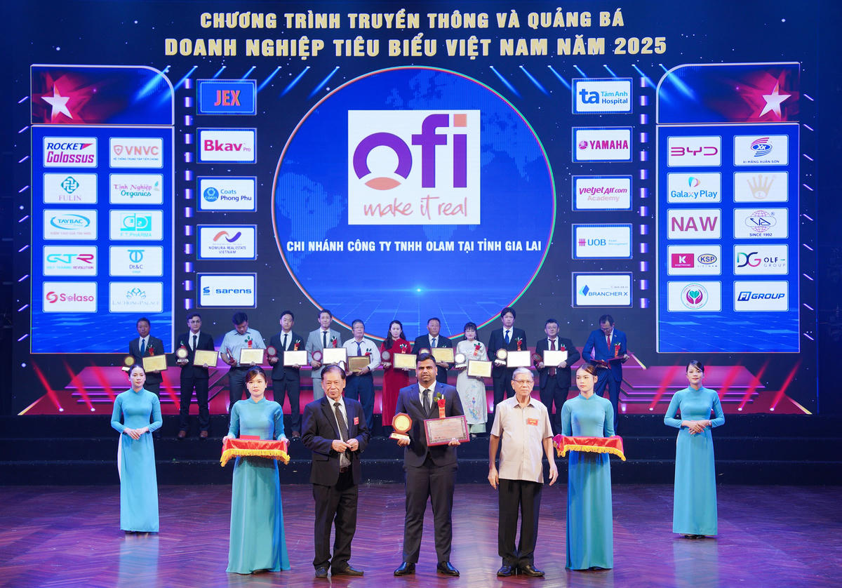 Đại diện nhà máy ofi tại Gia Lai nhận giải thưởng Top 20 Doanh nghiệp FDI xuất sắc tại Việt Nam năm 2025.