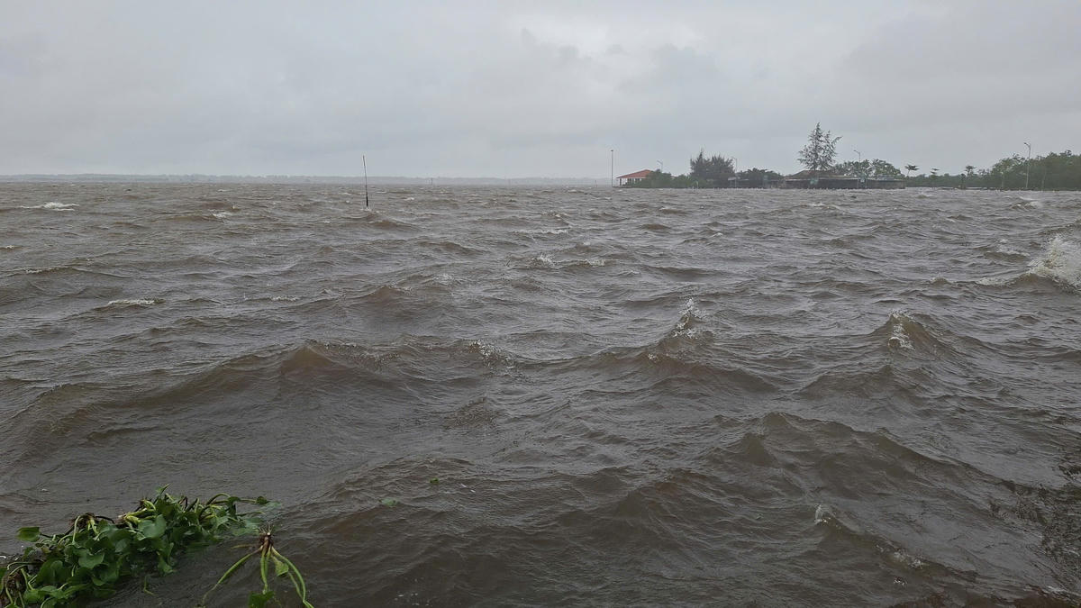 Để ứng phó bão số 12 và mưa lớn, Ban Thường vụ Thành ủy Huế ban hành điện yêu cầu các cơ quan, đơn vị, địa phương nắm chắc tình hình, theo dõi chặt chẽ diễn biến bão, lũ. Thông tin kịp thời, đầy đủ, chính xác đến người dân để chủ động phòng tránh theo phương châm "bốn tại chỗ", với tinh thần khẩn trương, quyết liệt, phù hợp thực tế.&nbsp;Ảnh: N.H.