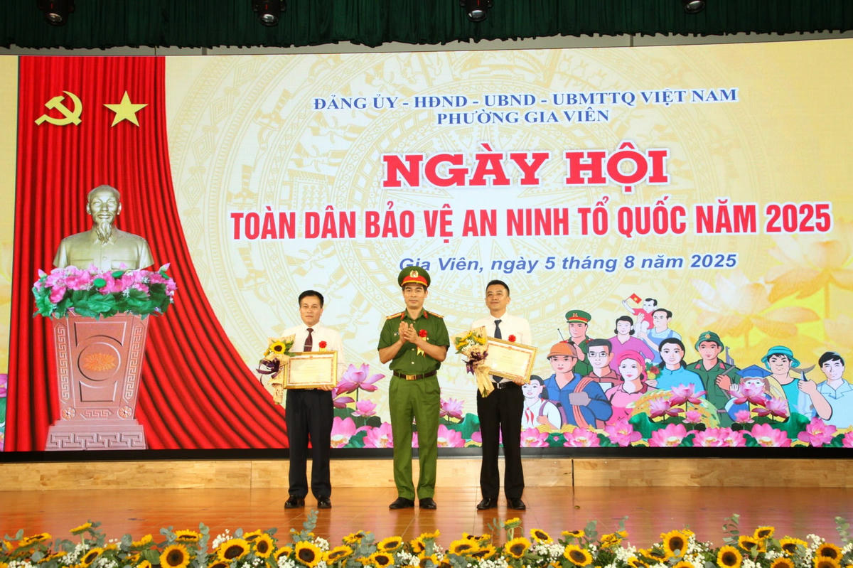 Lãnh đạo Công an TP Hải Phòng trao Bằng khen tại Ngày hội toàn dân bảo vệ ANTQ năm 2025 tại phường Gia Viên. Ảnh: CTV.&nbsp;