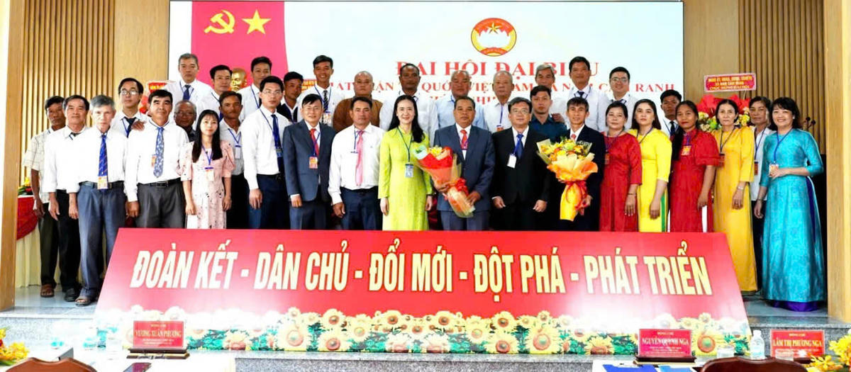 Ủy viên Ủy ban MTTQ Việt Nam xã Nam Cam Ranh nhiệm kỳ 2025- 2030 ra mắt tại Đại hội.(ảnh L.N)