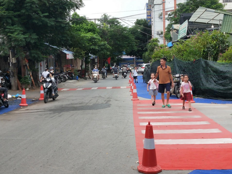 Việc thí điểm làm đường an toàn cho trẻ đến trường Tiểu học Vạn Phúc được thực hiện bằng các vật liệu rẻ tiền nhưng hiệu quả.