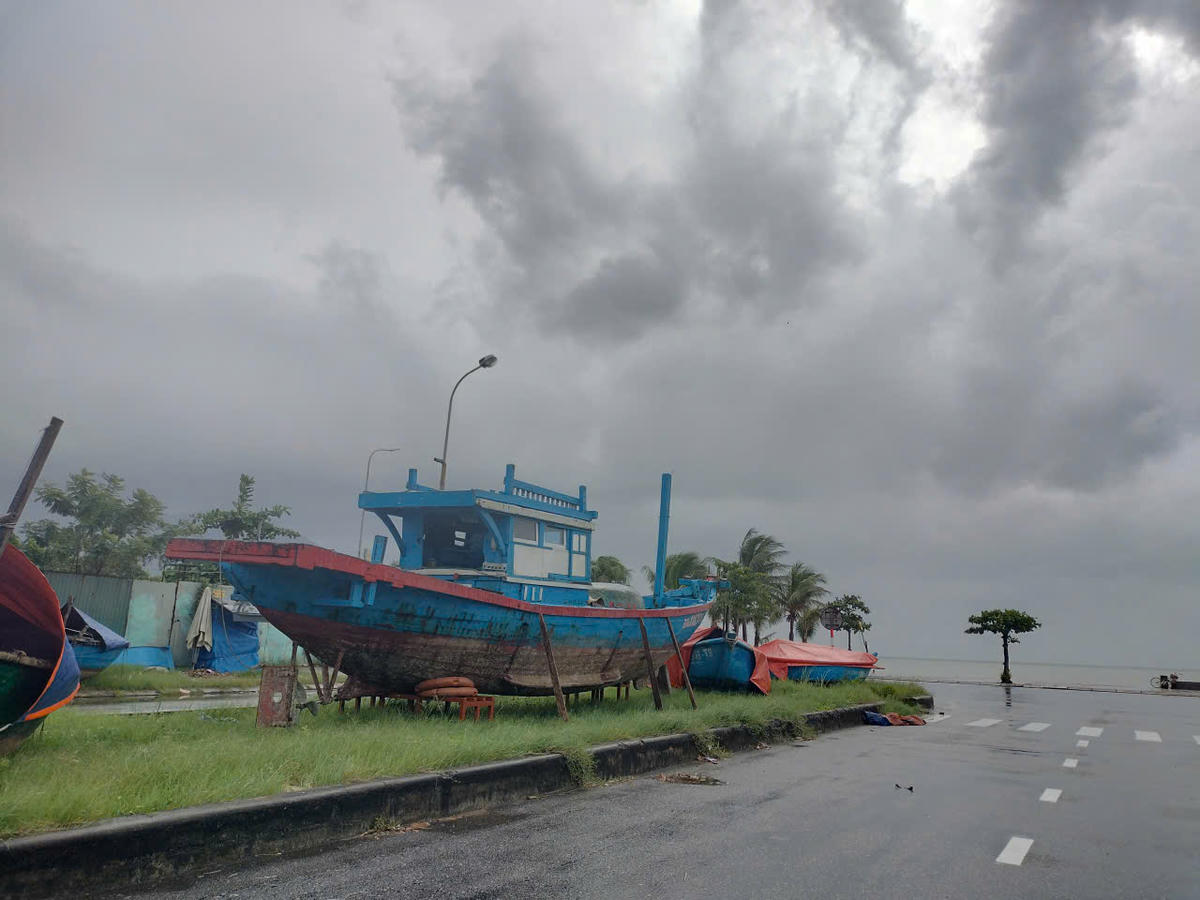 Tàu được đưa vào đường Hoàng Sa. Ảnh: Nguyễn Tú