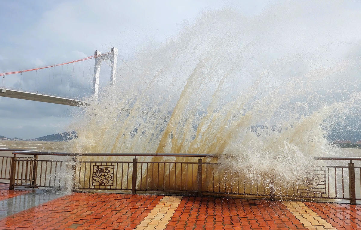 Sóng biển đánh mạnh vào kè dọc sông Hàn, TP Đà Nẵng. Ảnh: CV.