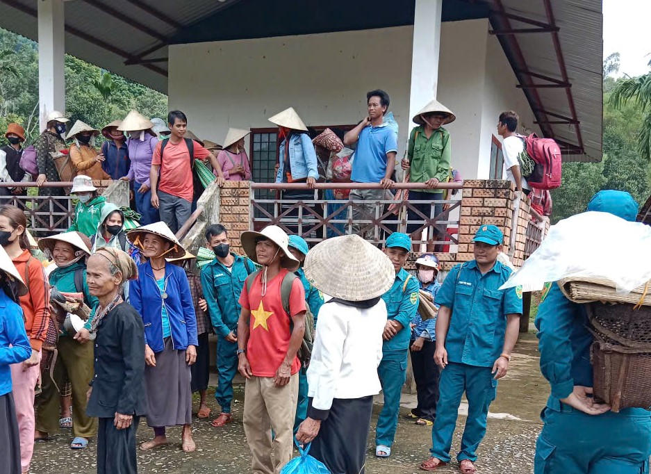 Sơ tán các hộ dân ở thôn Ba Lang đến địa điểm khác an toàn. Ảnh: CV.