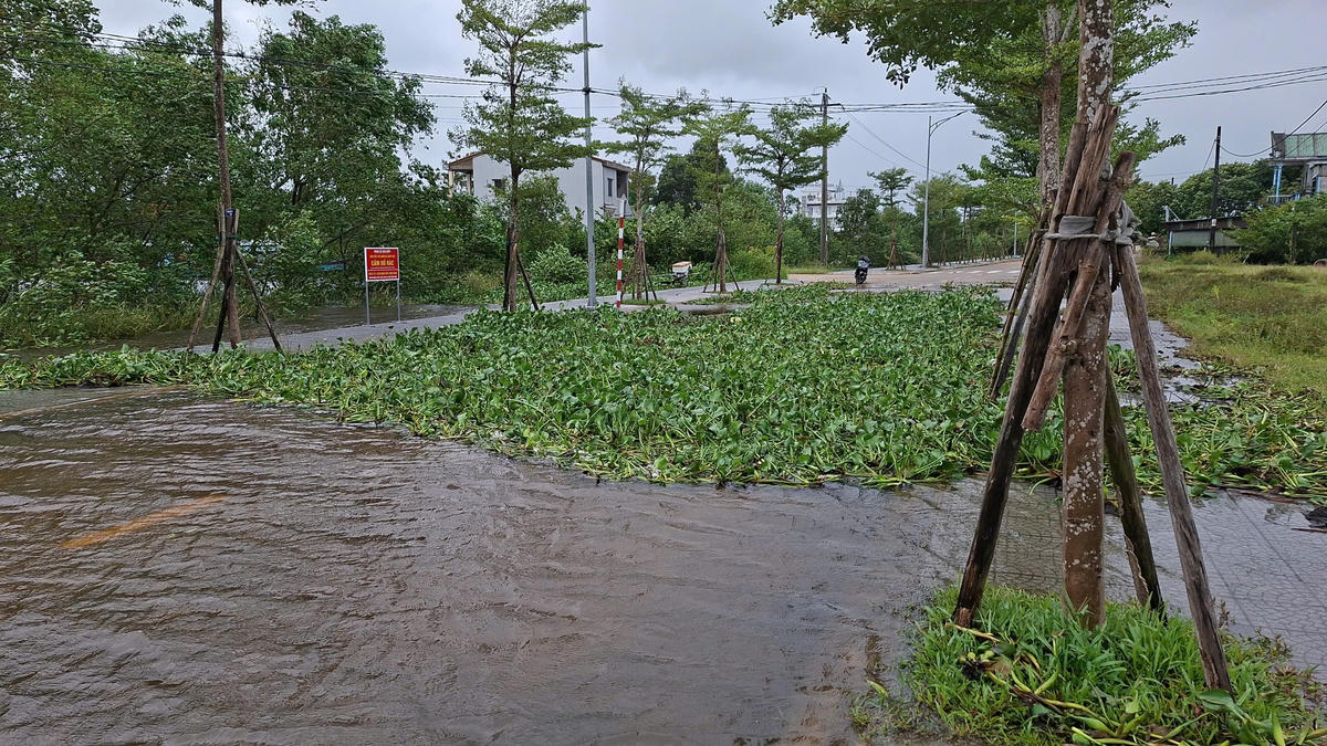 Ông Phạm Công Phước, Phó Chủ tịch UBND xã Đan Điền cho biết, chính quyền địa phương cử lực lượng kiểm tra các điểm xung yếu, hướng dẫn người dân kê cao tài sản và theo dõi sát diễn biến mưa bão.&nbsp;Ảnh: N.H.