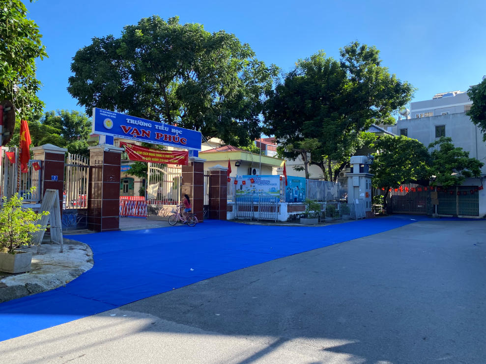 Khu vực cổng trường Tiểu học Vạn Phúc.