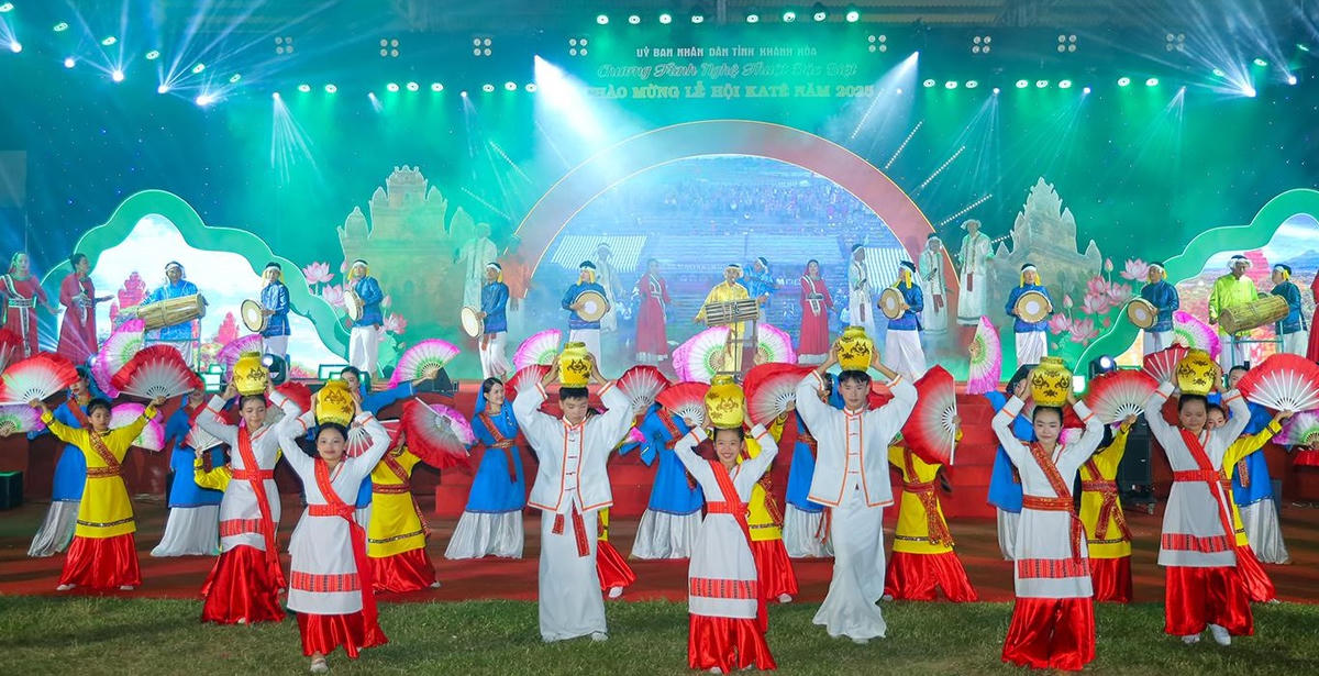 
Tiết mục văn nghệ chao mừng lễ hội Katê. (ảnh X.H)
