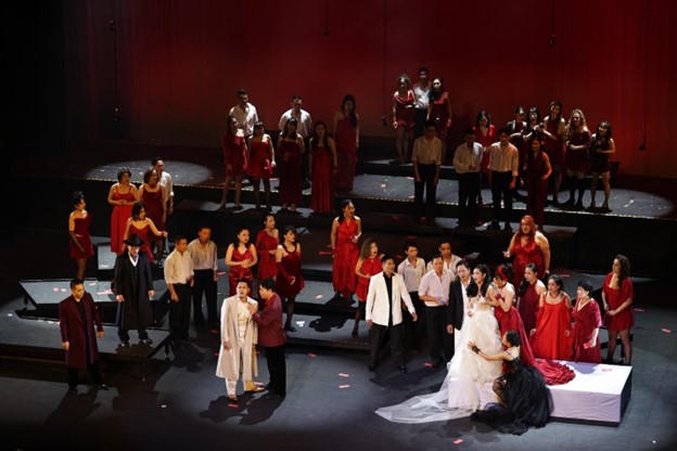 Dàn nghệ sĩ trong lần công diễn La Traviata năm 2024
