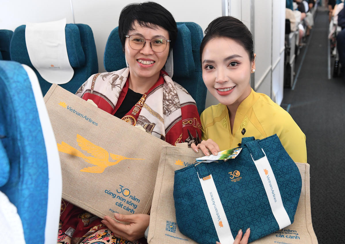 Hành khách thích thú khi nhận được các món quà nhỏ mang  ý nghĩa bảo vệ môi trường từ Vietnam Airlines.