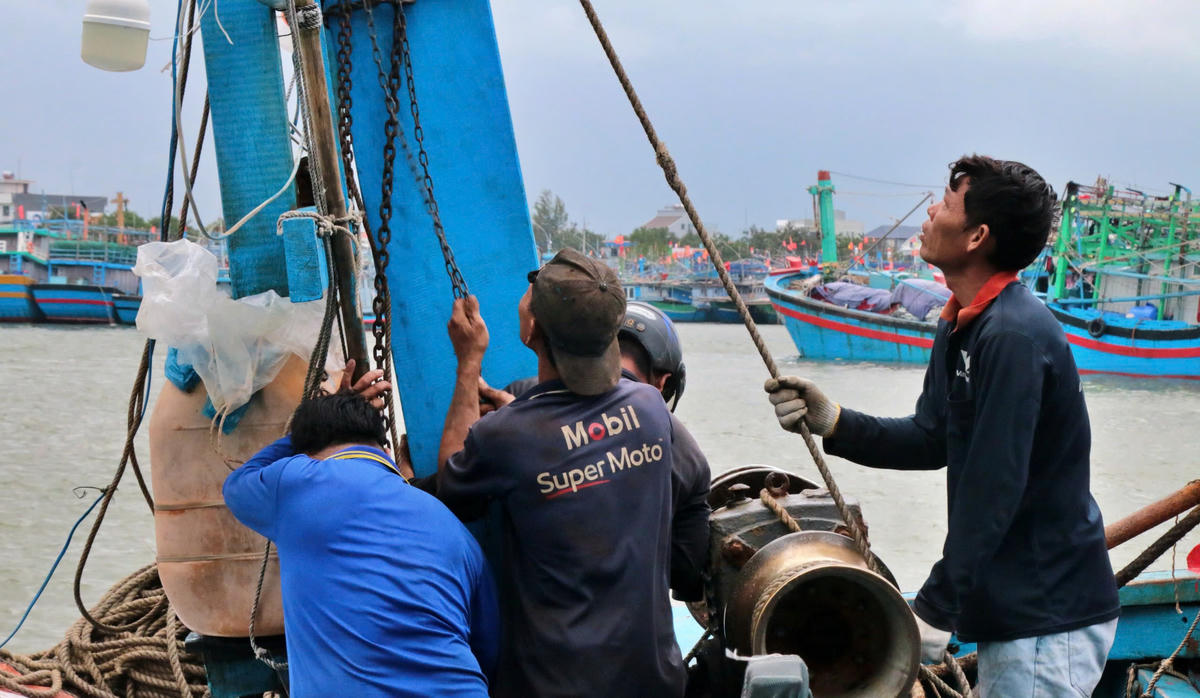 Ngư dân cột dây tàu thuyền cố định tránh va đập khi sóng to, gió lớn. Ảnh: Nguyễn Tín.