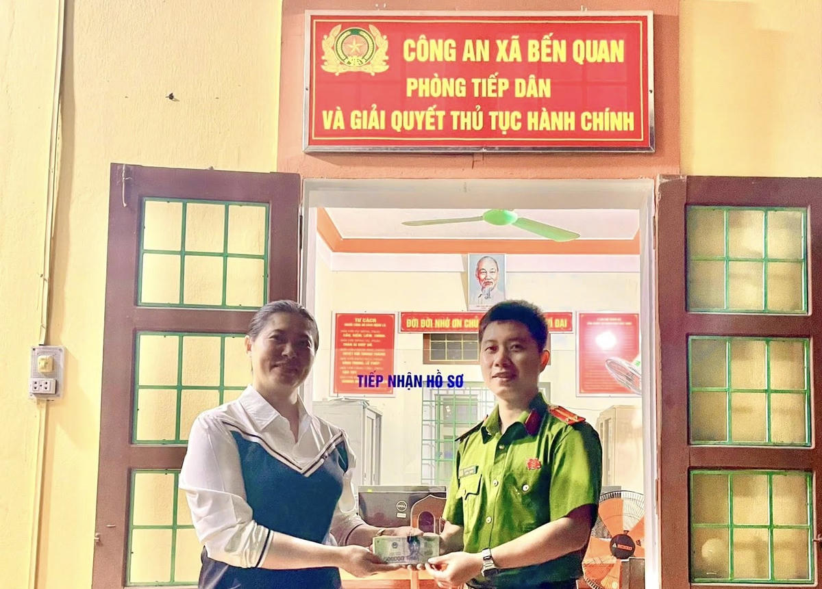 Công an xã Bến Quan tiến hành trao trả tài sản cho người đánh rơi. Ảnh: CA.