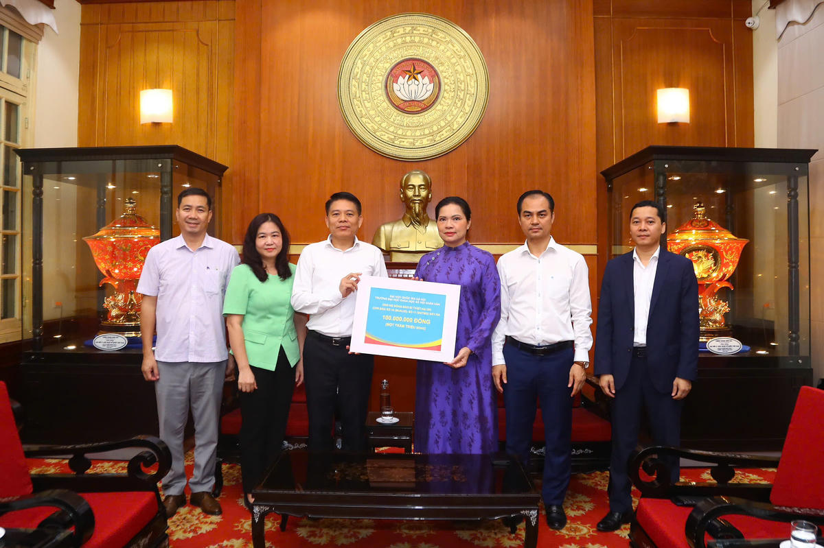 Phó Chủ tịch Hà Thị Nga tiếp nhận từ&nbsp;Trường Đại học Khoa học Xã hội và Nhân văn. Ảnh: Lê Khánh.