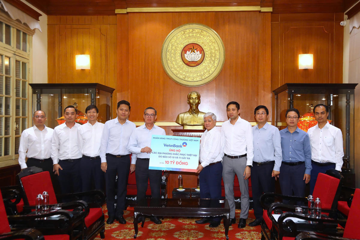 Chủ tịch Đỗ Văn Chiến&nbsp;tiếp nhận ủng hộ từ Ngân hàng VietinBank. Ảnh: Lê Khánh.