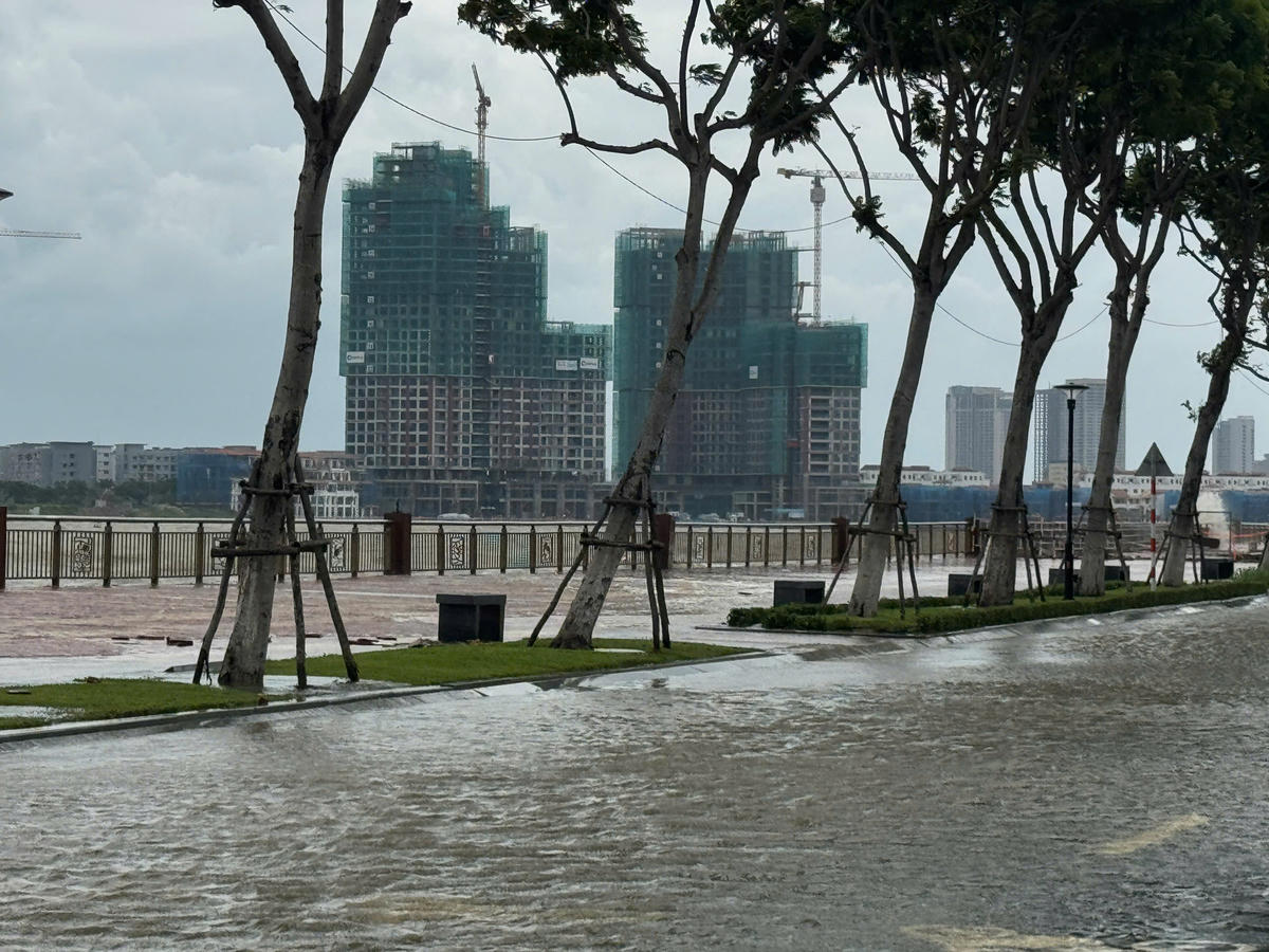 Nước sông Hàn đoạn cửa sông đổ ra vịnh Đà Nẵng dâng cao tràn mặt đường. Ảnh: Nguyễn Tú