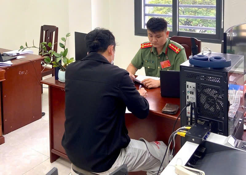 Lực lượng Công an TP Đà Nẵng làm việc với các người đăng thông tin xúc phạm lực lượng Công an. Ảnh: CV.

