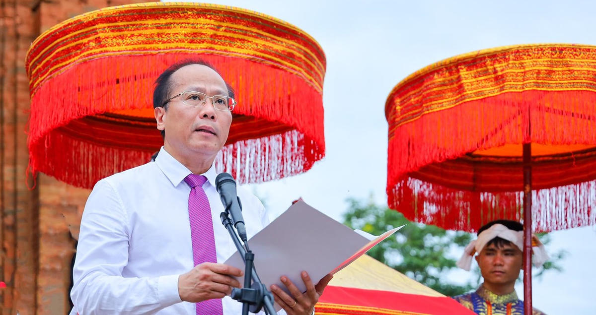 Ông Nguyễn Khắc Hà, Phó Bí thư Tỉnh ủy, Chủ tịch Ủy ban MTTQ Việt Nam tỉnh Khánh Hòa, phát biểu tại lễ hội Katê. (ảnh X.H) 