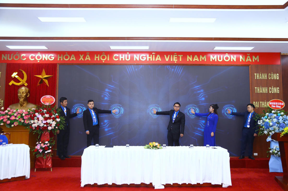 Các đại biểu thực hiện nghi thức bấm nút ra mắt Cổng thông tin hỗ trợ cán bộ Đoàn – Chatbot AI.&nbsp; Ảnh: Lê Khánh.