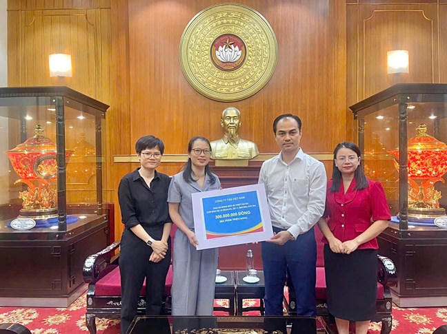 Các tổ chức, cá nhân đến trao ủng hộ tại UBTƯ MTTQ Việt Nam. Ảnh: MTTQ