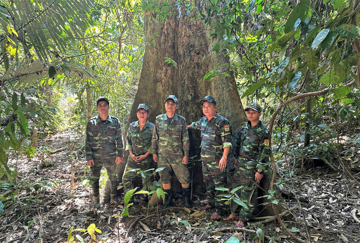 Anh Nhiếp và anh Trân tuần tra bảo vệ cây cối ở VQG Sông Thanh. Ảnh: CV.