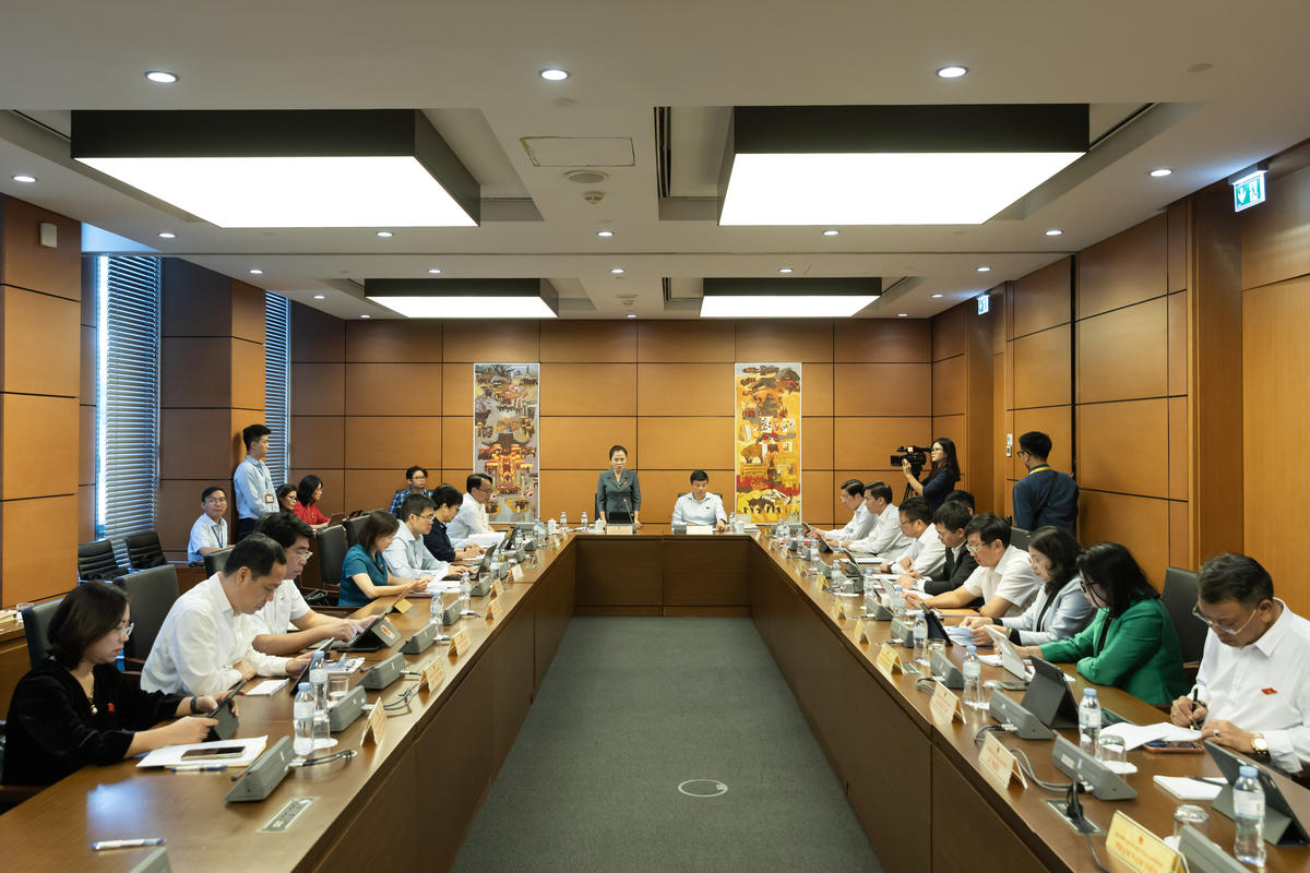 Đoàn đại biểu Quốc hội Nghệ An và đoàn đại biểu Quốc hội Lâm Đồng thảo luận tại tổ ngày 21/10. Ảnh: Quang Vinh.