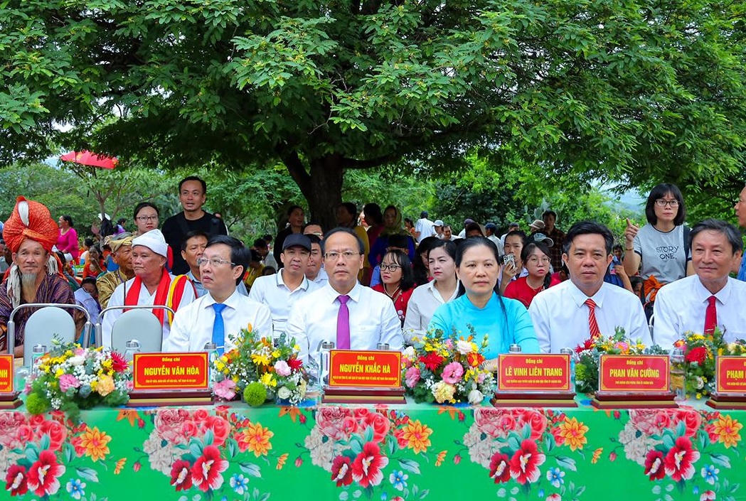 Các đại biểu dự khai mạc lễ hội Katê. (ảnh X.H)