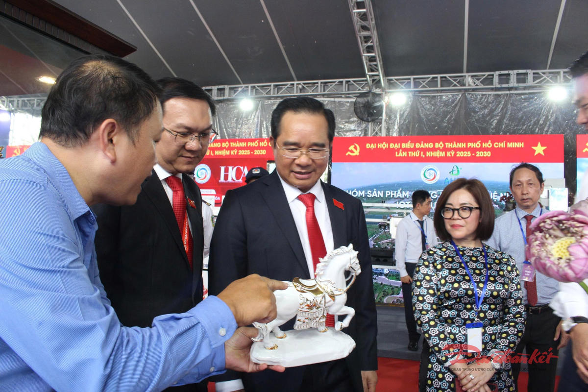 Chủ tịch UBND TP Hồ Chí Minh tham quan triển lãm về sản phẩm công nghệ chiến lược của TP Hồ Chí Minh vào tháng 10/2025. Ảnh: Hồng Phúc.