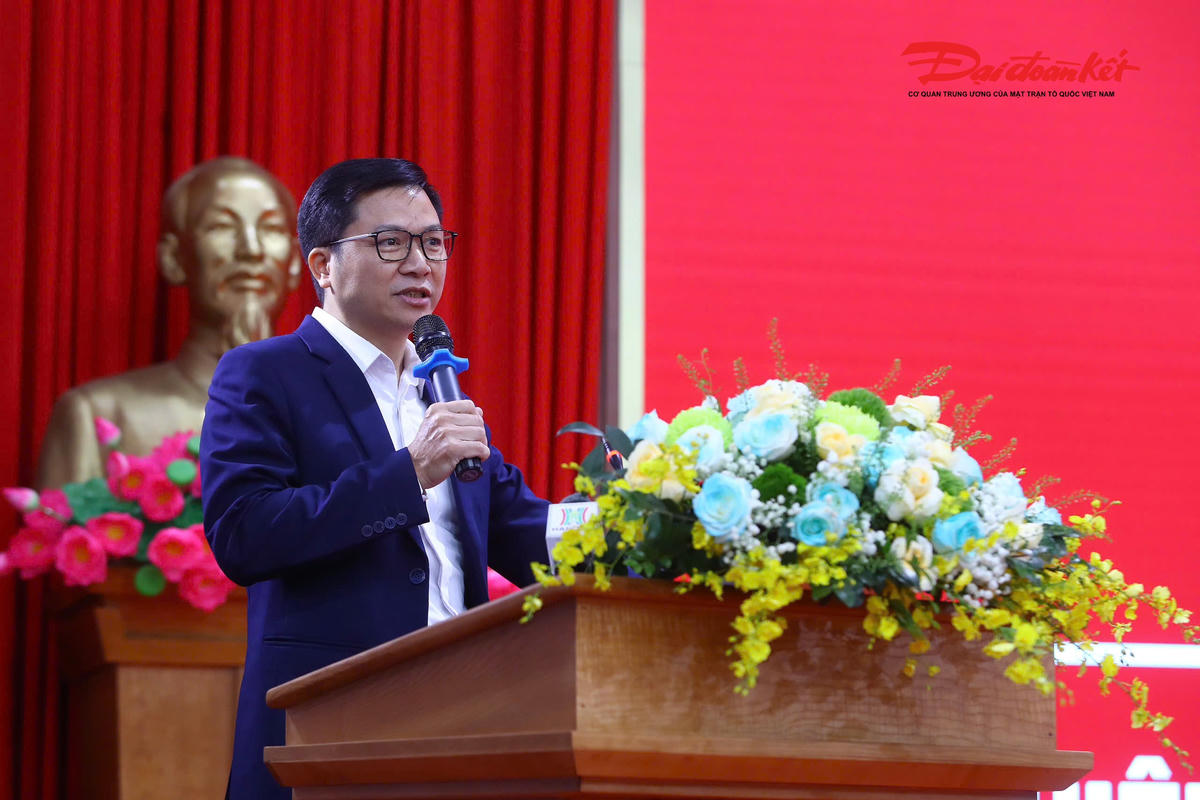 TS. Nguyễn Đình Thạo, đại diện đơn vị tư vấn trình bày tóm tắt đề án tổng thể giảm thiểu ùn tắc giao thông.