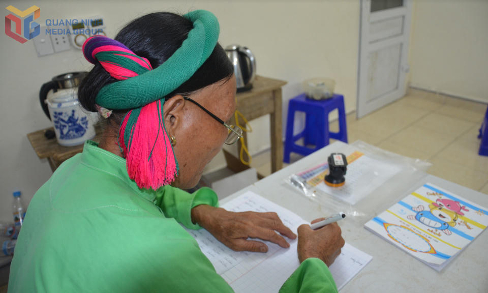 Người dân thôn Ngàn Vàng Giữa (xã Đồng Tâm) tham gia lớp xóa mù chữ. Ảnh: BQN