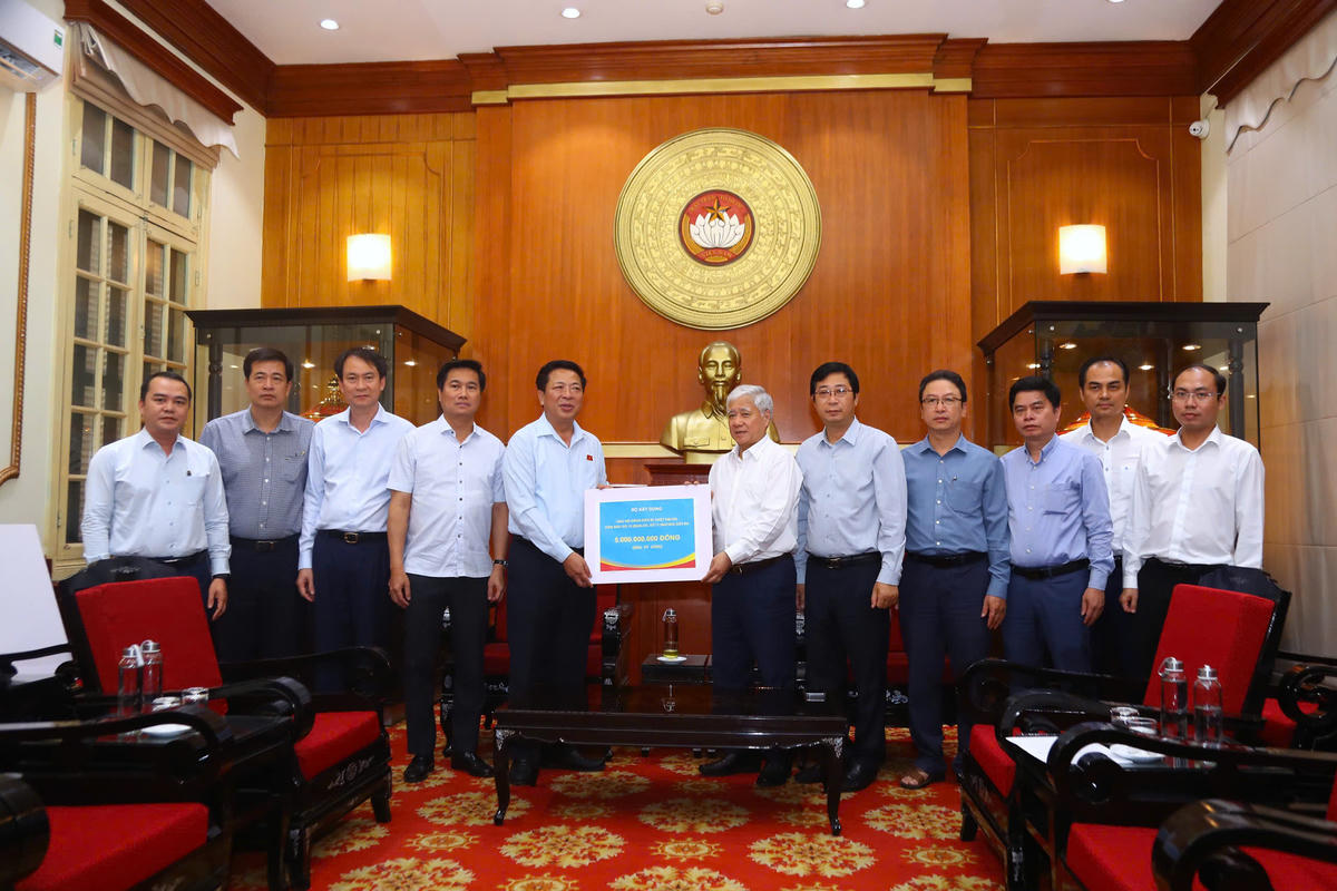 Chủ tịch Đỗ Văn Chiến tiếp nhận ủng hộ từ Bộ Xây dựng. Ảnh Lê Khánh.