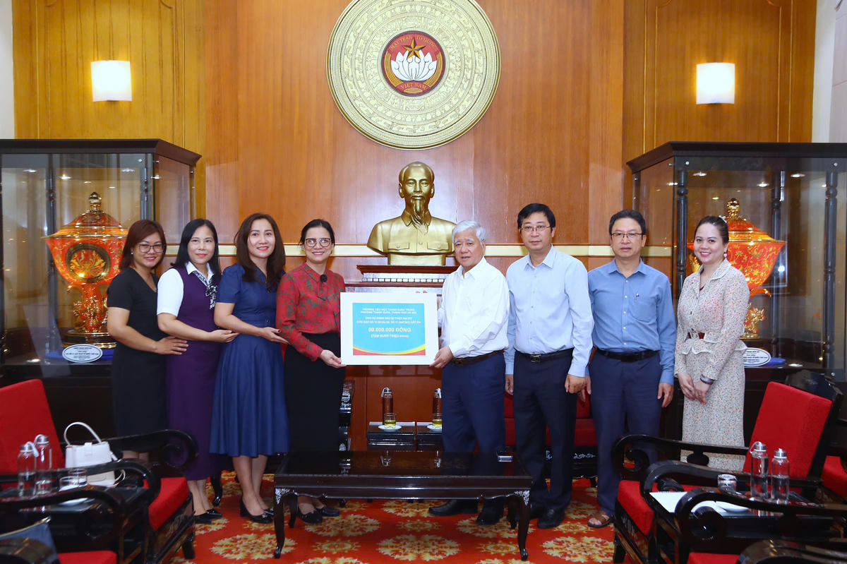 Chủ tịch Đỗ Văn Chiến tiếp nhận ủng hộ từ trường Tiểu học Thanh Xuân Trung, phường Thanh Xuân, Hà Nội. Ảnh: Lê Khánh