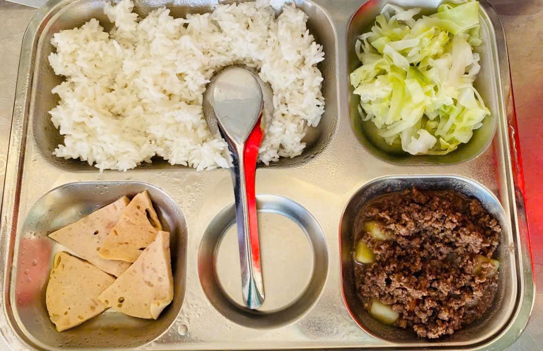 Suất cơm dành cho học sinh Trường Tiểu học Cự Khê (xã Bình Minh, Hà Nội) trưa 21/10/2025. Ảnh: PHCC.