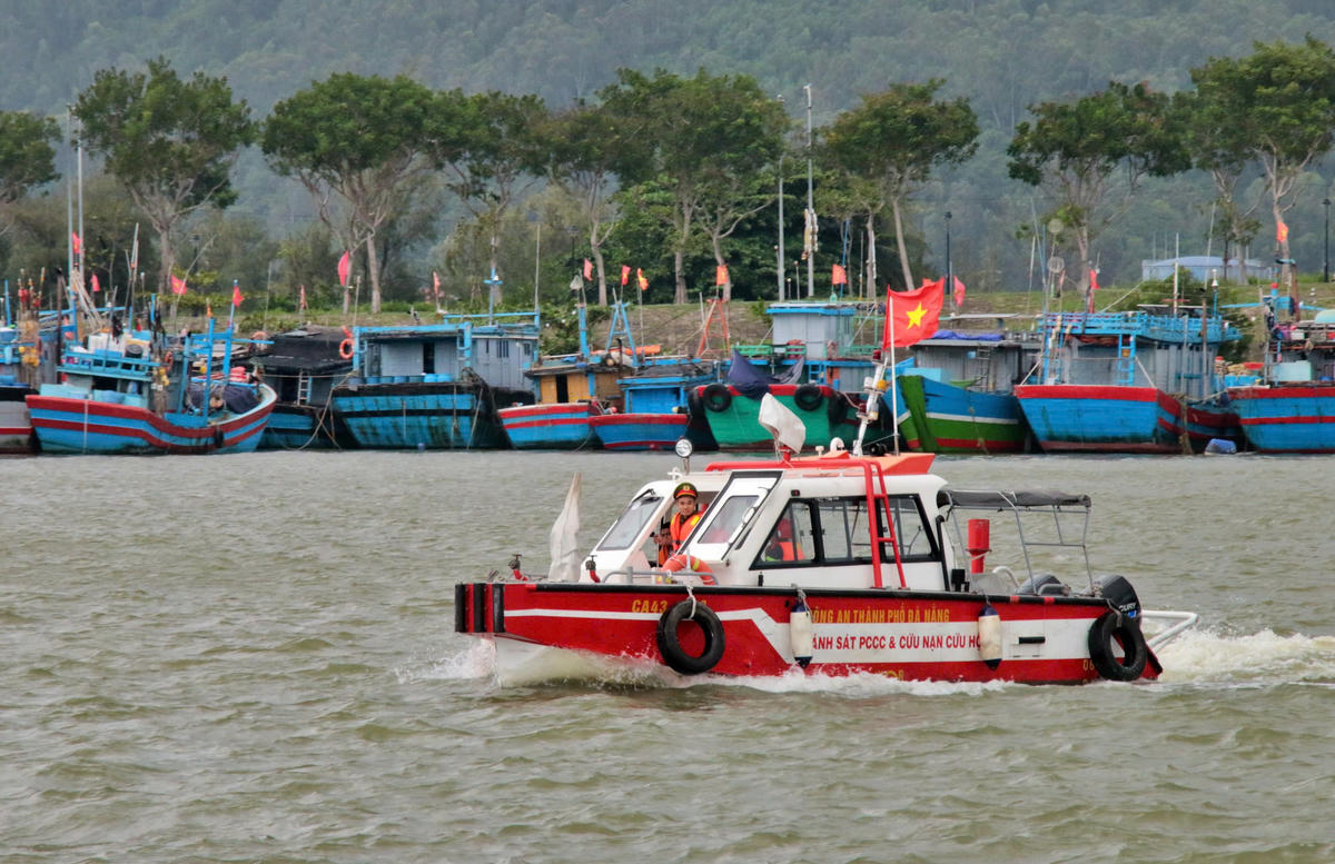Lực lượng chức năng TP Đà Nẵng tuần tra kêu gọi tàu thuyền vào trú bão số 12. Ảnh: Nguyễn Tín.