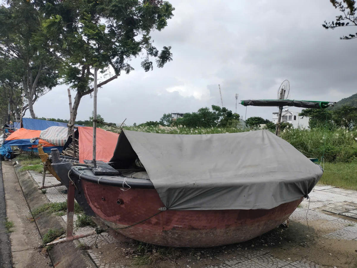 Các thuyền thúng nhỏ được neo giữ. Ảnh: Nguyễn Tú