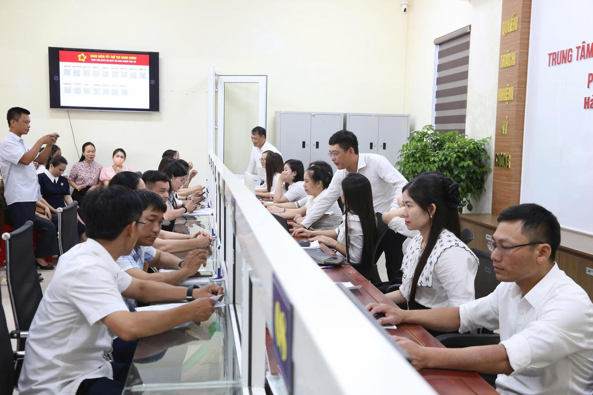 Cán bộ Trung tâm Phục vụ hành chính công phường Trần Phú (tỉnh Hà Tĩnh) hướng dẫn người dân thực hiện các thủ tục. Ảnh: Cẩm Kỳ
