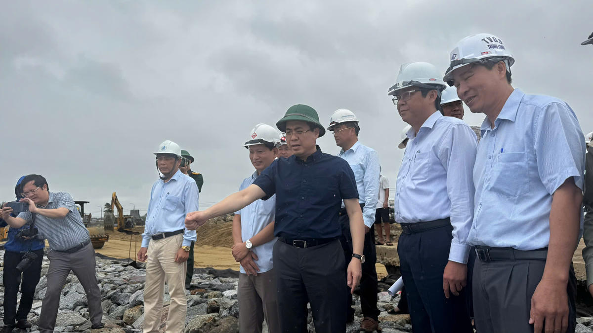Ông Nguyễn Hoàng Giang, Chủ tịch UBND tỉnh Quảng Ngãi (ở giữa) kiểm tra thi công kè chắn sóng An Phú. Ảnh: CV.