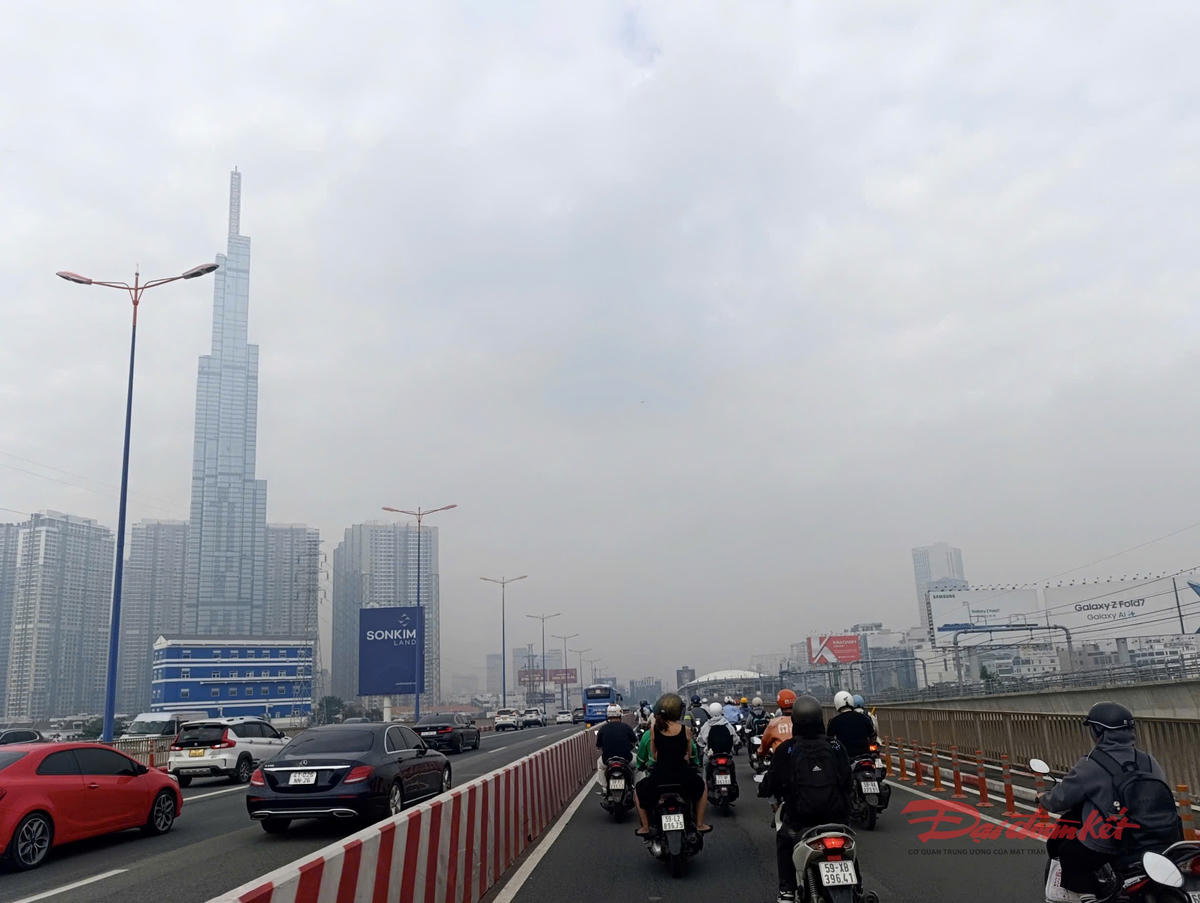 Sương mù dày đặc đoạn từ cầu Sài Gòn vào đường Điện Biên Phủ (quận Bình Thạnh cũ) ghi nhận vào lúc 10 giờ 45 phút trưa nay. Ảnh: Hồng Phúc.